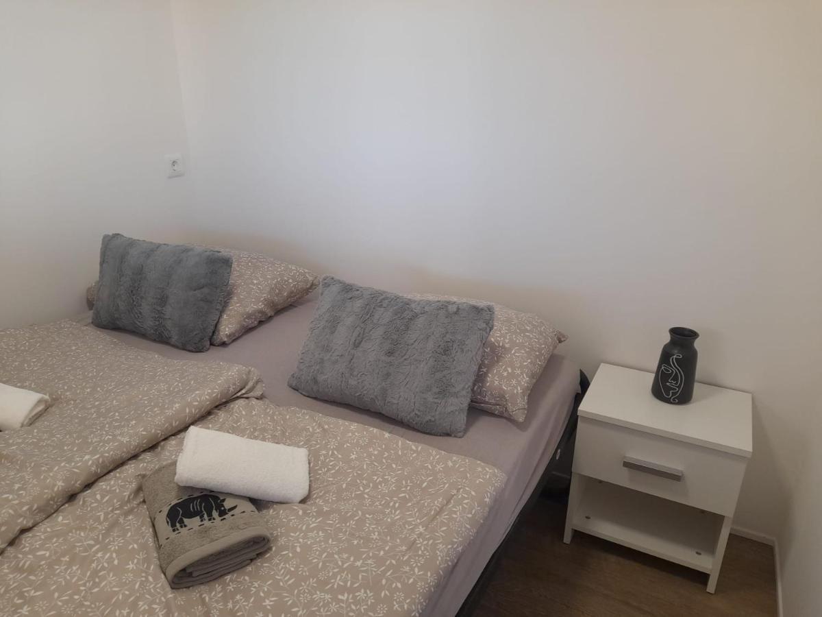 Tiny House Lily With Jacuzzi Apartamento Sveti Filip i Jakov Exterior foto