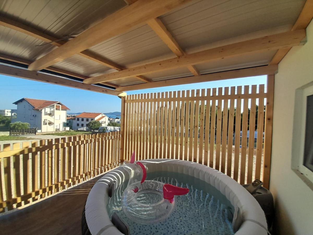Tiny House Lily With Jacuzzi Apartamento Sveti Filip i Jakov Exterior foto